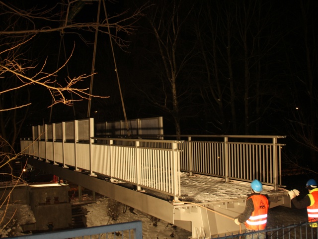 Einhub der neuen Brücke über die Schienen