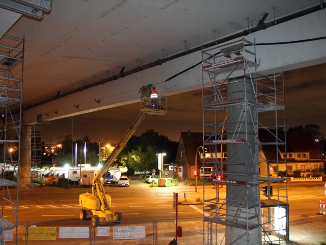 Einziehen der externen Spannglieder in die Umlenksättel sowie die Ortbeton-Ankerkörper